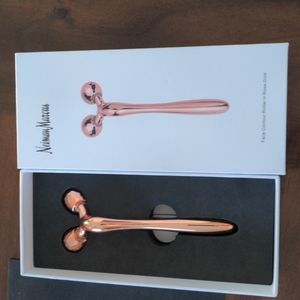 Face contour roller in rose gold